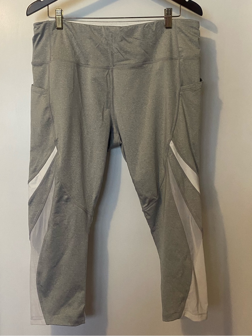 Silver and mesh 3/4 leggings XL